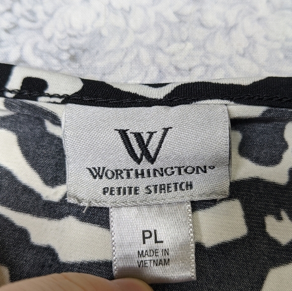 ✨3/$15 Worthington black & white work blouse LP - Picture 5 of 5